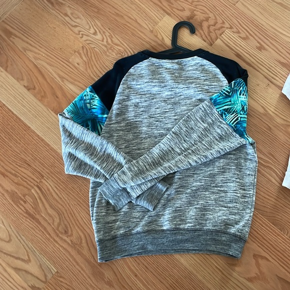 Two sweatshirts - Picture 4 of 4